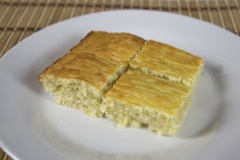 Sau đó, sợi bánh nguội trong khoảng 15 phút là bạn có thể cắt nhỏ bánh thưởng thức rồi nhé! Bánh trứng đúc ngọt béo với cách làm đơn giản này thì những lúc rảnh rỗi bạn có thể thử làm ngay cho cả nhà nhâm nhi xem sao nhé!