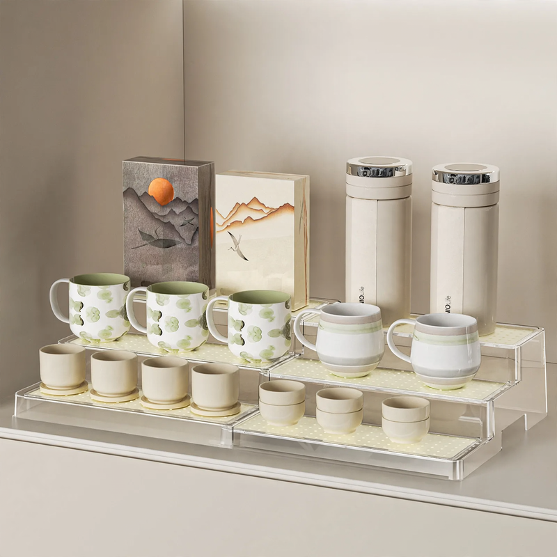 Expandable step shelf made of plastic
