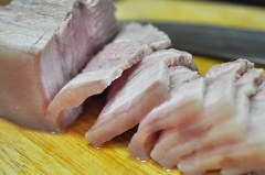 Thịt ba chỉ rửa sạch, cho thịt vào nồi, luộc chín, đợi thịt nguội cắt nhỏ. Húng quế rửa sạch, cắt nhỏ. Tôm rửa sạch cắt bỏ râu tôm, cho tôm vào nồi luộc chín, vớt tôm ra đĩa. Khế rửa sạch, cắt bỏ diềm, cắt lát nhỏ. Dưa leo sửa sạch, gọt sơ vỏ, cắt miếng nhỏ, trộn vào chén dưa leo nửa muỗng cà phê muối, để khoảng 15 phút sau đó dùng tay vắt cho ráo nước.