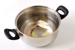 Phần xương gà cho vào nồi nước cùng với 2 cọng hành baro và 2 lát gừng mỏng, hầm trong 15-30 phút để lấy phần nước ngọt.