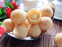 Bánh chiên lúc lắc đã hoàn thành rồi! Bên ngoài giòn tan, bên trong ngọt, bùi bùi của đậu xanh ăn rất tuyệt.