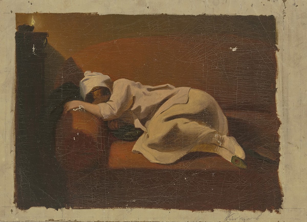 Schlafende Frau auf rotem Sofa