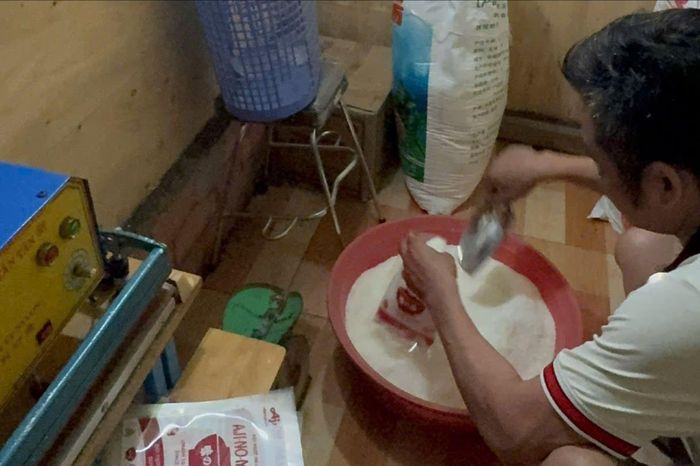 Cận cảnh quy trình sản xuất bột ngọt giả nhãn hiệu nổi tiếng - Báo Pháp Luật TP.HCM