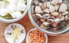 Bí đao gọt vỏ, cắt miếng vừa ăn. Tôm khô ngâm nở. Nghêu rửa sạch. Đổ lượng nước vừa ăn vào nồi, thêm gừng, tôm khô, bí đao, rượu vào đun sôi. Cho nghêu vào đun, đậy nắp cho đến khi nghêu mở miệng thì tắt lửa.