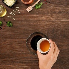 Chuẩn bị cái tô nhỏ, cho vào 1/2 muỗng cà phê tiêu, 2 muỗng canh mật ong, 2 muỗng canh nước tương, 1 muỗng canh tương ớt, 2 muỗng cà phê ớt bột, 1 muỗng canh dầu olive, dùng muỗng khuấy cho tan hỗn hợp.