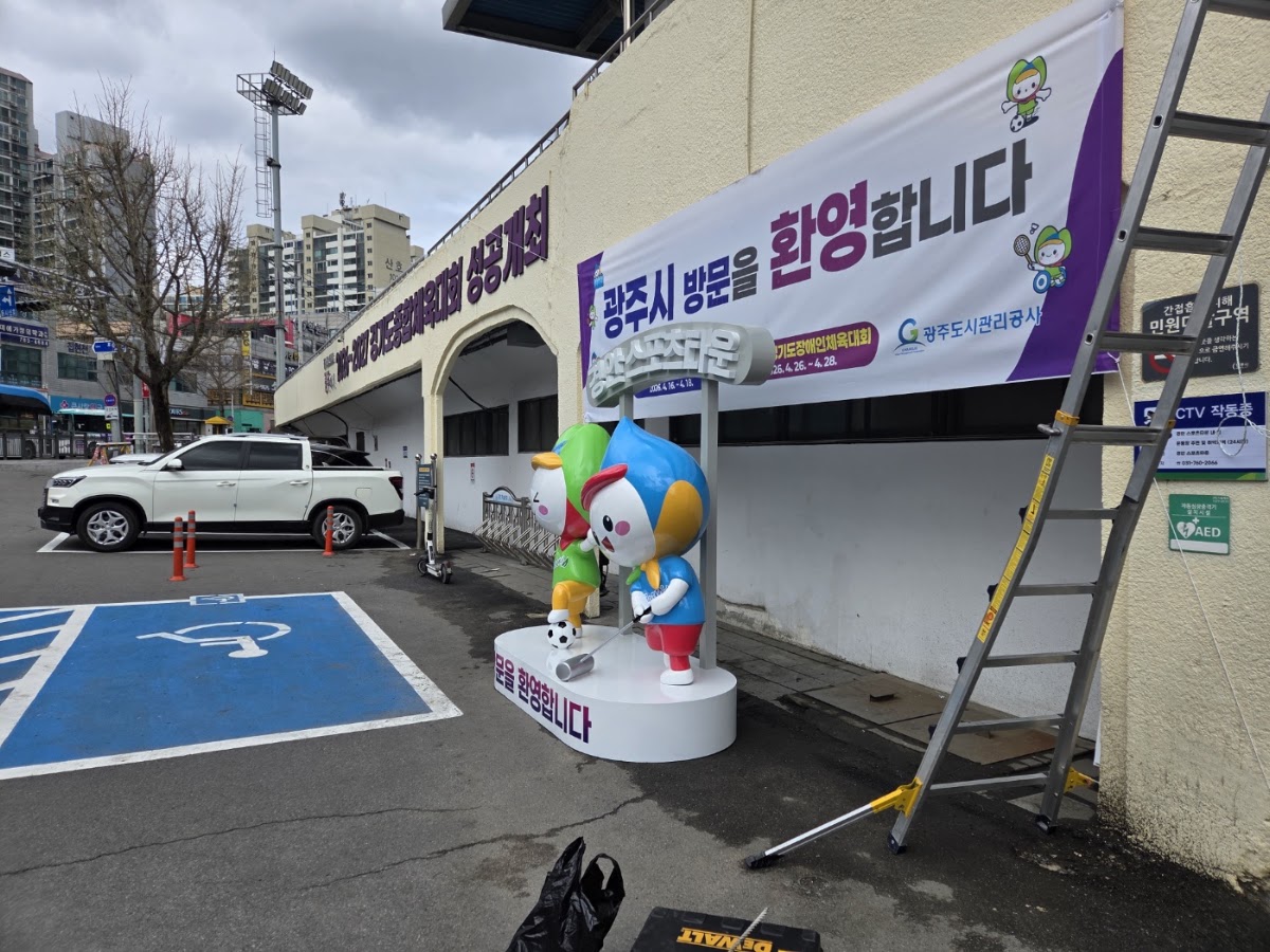 성수동 카페 앞 대형 조형물 제작, 하오팩토리가 디자인 시안부터 FRP 성형·도색·현장 설치까지 한 번에 진행한 제작 사례
