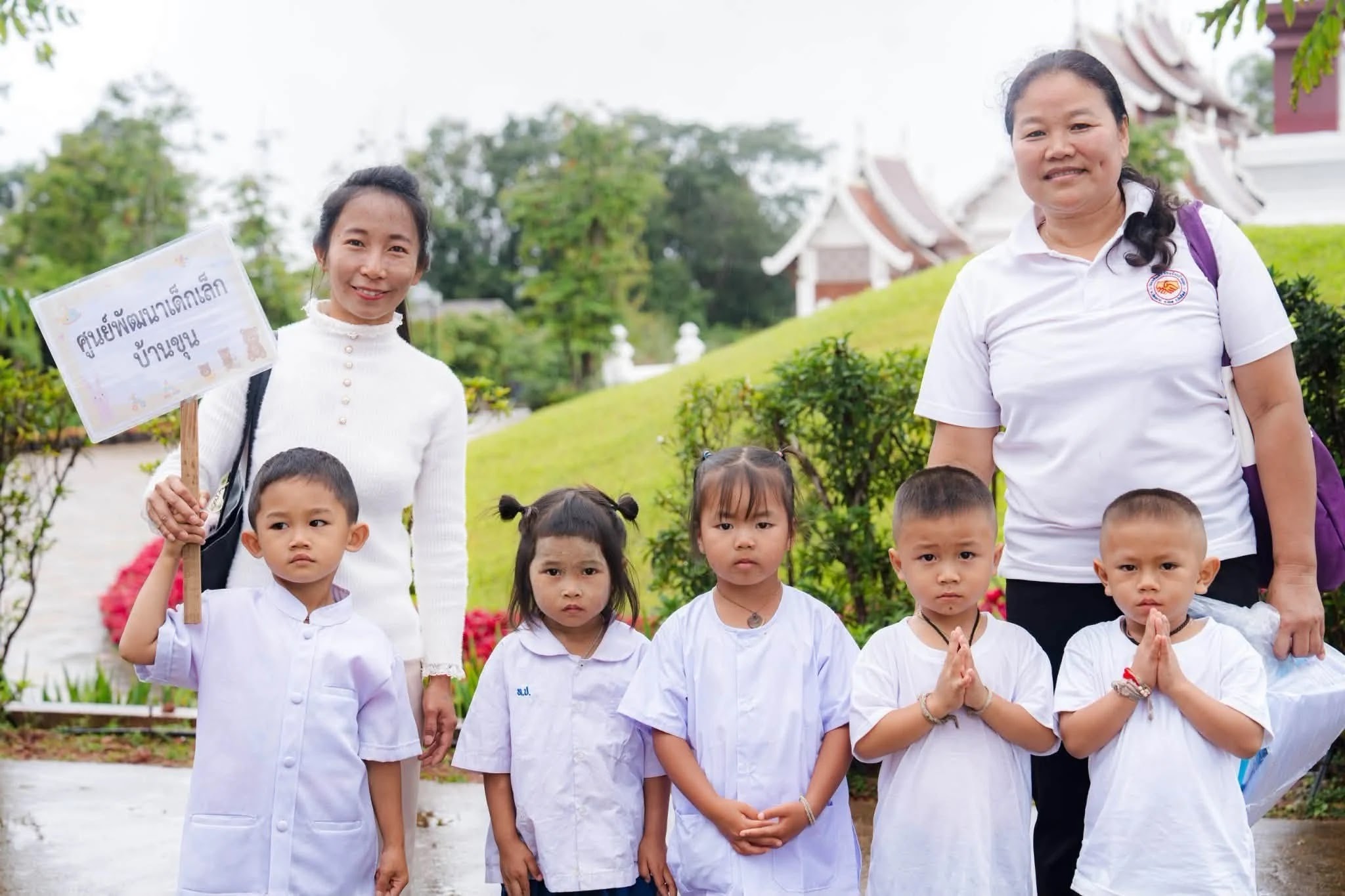 ภาพประกอบ ข่าวเกี่ยวกับนักเรียนตอนนี้มาแรง….เทศบาลตำบลบ่อหลวง โดยการนำของนายกเทศมนตรีประนอม  หล้าจู  ได้นำนักเรียนอนุบาล 9 โรงเรียน ในเขตตำบลบ่อหลวง มาทำกิจกรรมที่วัดบ้านขุน พระภิกษุ และพี่เ