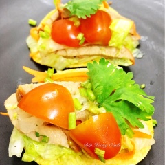 Cho salad ra dĩa. Bữa cơm cuối tuần mà được thưởng thức món salad xá xíu ăn kèm với vài miếng cà chua và rau xà lách hẳn các thành viên gia đình bạn sẽ rất bất ngờ với hương vị của món ăn. Salad trộn xá xíu vừa mềm vừa giòn lại có vị chua ngọt vừa phải cùng với màu sắc thật bắt mắt làm cho mâm cơm nhà bạn thêm phần tươi mới đấy.