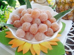 Cho kẹo thơm dẻo viên bi vào hũ đậy nắp, bảo quản nơi thoáng mát. Kẹo thơm dẻo viên bi có vị ngọt thơm, chua chua đặc trưng. Chỉ tốn ít thời gian rỗi, bạn có thể làm ngay và dễ thành công với món kẹo hấp dẫn này. Có thể dùng dần cho dịp Tết nhé!
