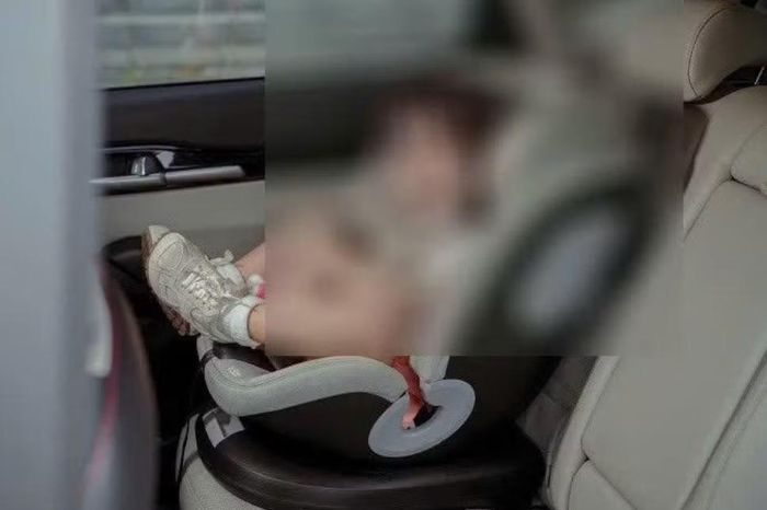 Bé 2 tuổi bỏ quên trên xe, tử vong – vì sao bi kịch vẫn xảy ra? - Báo Tri thức &amp; Cuộc sống