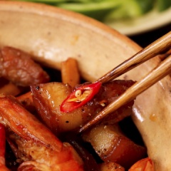 Trình bày ra đĩa, rắt thêm tí tiêu xay cho thơm. Dùng ngon với cơm nóng và dưa leo, cà chua hoặc xà lách, rau sống đi kèm.