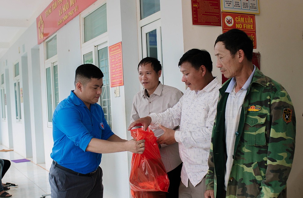Trường Đại học Tây Bắc trao quà ủng hộ nhân dân xã Huổi Một, tỉnh Sơn La khắc phục thiệt hại sau mưa lũ