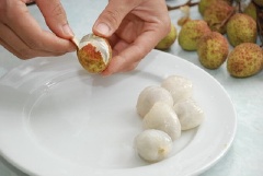 Vải bóc vỏ, dùng dao nhọn tách lấy cùi vải, bỏ hạt, cho ra chén.