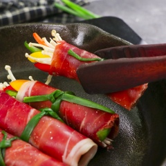 Áp chảo các cuộn dăm bông Serrano với một lớp dầu mỏng trong 1 phút, sau đó thêm 5 gram bơ Pháp đun chảy và tiếp tục áp chảo thêm 3 phút nữa là hoàn thành.