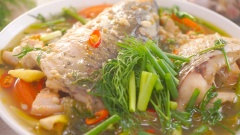Cá chép om dưa chua có vị chua ngọt và hương thơm quyến rũ của thì là, gia vị đặc trưng của món canh miền Bắc. Cá om dưa mềm thịt nhưng không tanh, có thể ăn với cơm hoặc bún tươi đều được. Món cá chép om dưa này nên ăn khi còn nóng sẽ ngon hơn rất nhiều. Cuối tuần bạn hãy thử cách nấu cá chép om dưa ngon để cùng gia đình và bạn bè thưởng thức nhé.