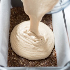 Rót hỗn hợp bánh cheesecake chay lên phần đế bánh đã chuẩn bị, sau đó đặt khuôn bánh vào trong ngăn mát làm đông 2-3 giờ. Bánh đông hoàn toàn thì bạn lấy ra, cắt miếng vừa ăn rồi thưởng thức.