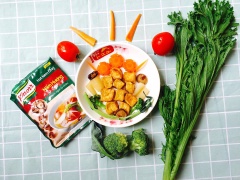 Trang trí đậu hũ kho chay cùng rau củ đẹp mắt là có ngay món ăn chay ngon lành cho bữa cơm hấp dẫn.
