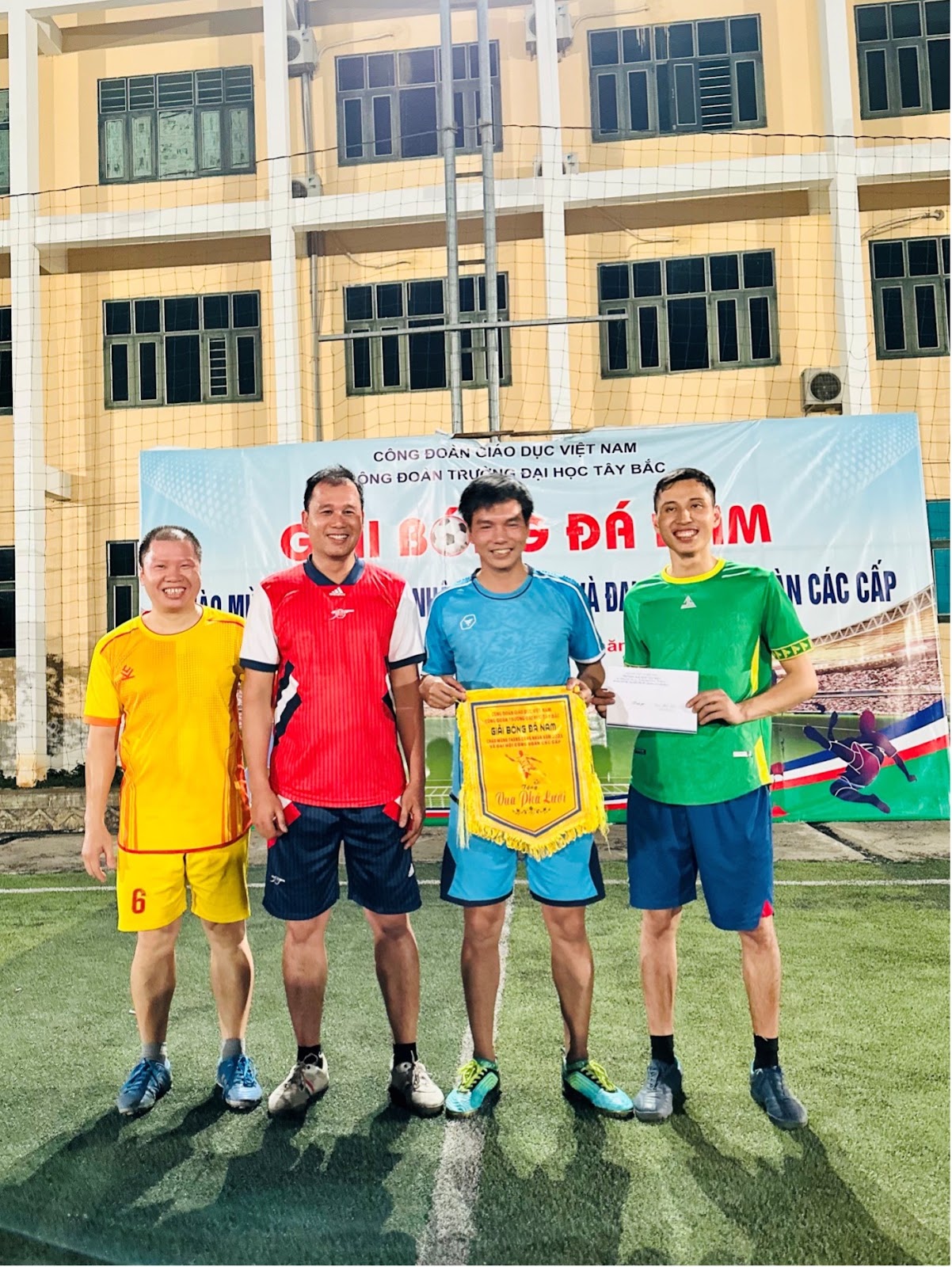 Trường Đại học Tây Bắc tổ chức Giải Bóng đá nam chào mừng “Tháng Công nhân năm 2023” và đại hội công đoàn các cấp