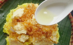 Cho xôi, đậu xanh không vỏ, hành phi ra đĩa hoặc lá chuối. Chan 1 muỗng canh dầu ăn lên trên.