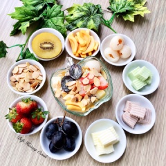 Bày trí chè khúc bạch: Cắt nhỏ các loại trái cây. Cho khúc bạch vào chén thêm trái vải và nước vải ngập khúc bạch (nếu không thích trái vải hộp thì nấu nước đường thay thế), thêm vài viên nước đá. Cho trái cây và hạt hạnh nhân lên trên. Xin mời...