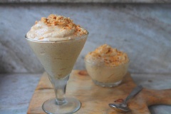 Múc mousse caramel ra ly, rắc thêm một lớp cookie nghiền nhuyễn lên trên và thưởng thức. Mousse caramel thơm lừng, béo ngậy và ngon khi có xen lẫn chút bánh qui giòn giòn bên trong. Hãy thử làm ngay món này cho cả nhà thưởng thức nha.