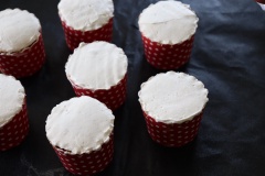 Cho phần kem lên mặt cupcake láng mịn rồi dùng socola đen trang tí cái mặt nạ halloween ma quái mà bạn yêu thích nhé.