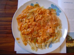 Cho pasta ra đĩa, múc hỗn hợp sốt vừa đun cho lên trên, rắc thêm tiêu cho vừa ăn là có thể dùng nhé!