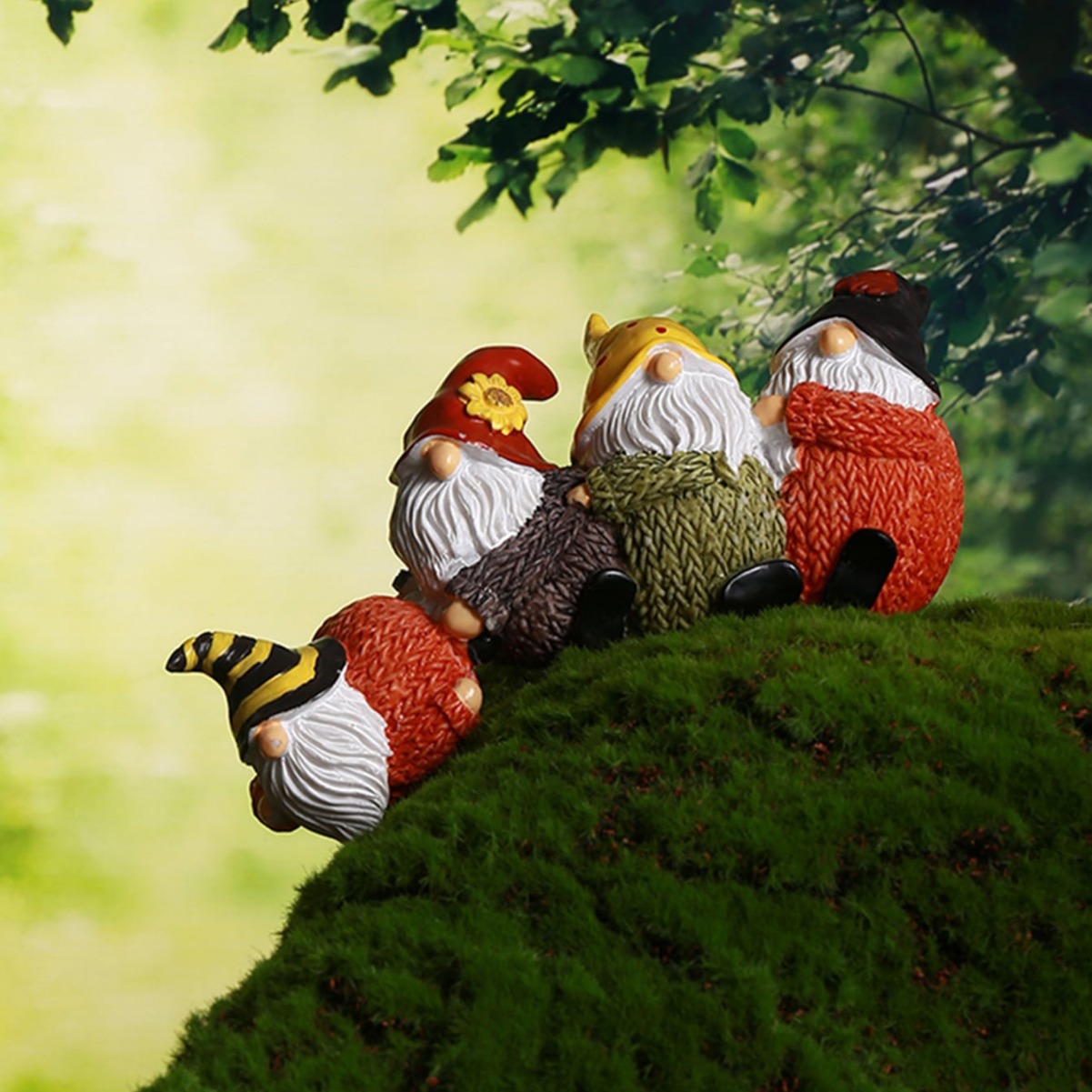 Dekorative Wichtel- oder Bärenfiguren aus Kunstharz