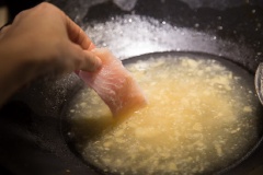 Cho phi lê cá vào chảo nước dùng đang đun sôi. Nấu phi lê cá đến khi chín, chuyển sang màu đục là được, vì là phi lê nên khi nấu không tốn nhiều thời gian đâu nhé, chỉ khoảng 2 phút. Vớt cá đã chín ra thật cẩn thận để tránh làm bể cá.