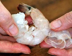 Làm sạch tôm, bóc vỏ, bỏ đầu và đuôi, rạch bỏ chỉ đen trên lưng tôm.