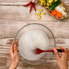 Cho 1 lít nước vo gạo ( đã được lắng, lấy phần nước trong) vào trong âu lớn, thêm 2 muỗng canh muối, 2 muỗng canh đường và khuấy cho tan đều hỗn hợp.