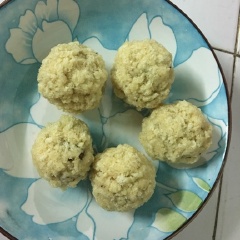Cho 1 muỗng cafe đường vào nấm đông cô. Sau đó cho bột chiên xù vào nắn thành bánh tròn.