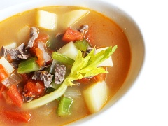 Khi canh sôi thì hạ nhỏ lửa, đun thêm khoảng 1 phút thì tắt lửa và cho ra tô. Vậy là chúng ta đã hoàn thành món canh bò hầm rau củ rồi đấy!