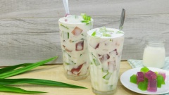 Cho đá bào, sữa chua, thạch lá dứa và thạch lá cẩm vào li, rồi rưới nước cốt dừa vào. Vậy là bạn đã có một li sữa chua thạch lá dứa, lá cẩm thật ngon rồi, chờ gì mà không thưởng thức đi nào?! Những miếng thạch màu xanh, màu tím dai dai, thơm thơm hòa quyện cùng vị sữa chua mát lạnh, và vị cốt dừa ngậy béo ngon ơi là ngon. Những ngày mùa hè nắng nóng như thế này hãy tranh thủ vào bếp cùng Cooky, chế biến ngay món này để cả nhà thưởng thức nhé!