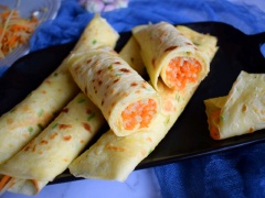 Trứng chiên cuộn rau củ cũng không quá khó làm phải không nào. Sau khi hoàn tất thành phẩm trứng chiên cuộn rau củ thì bạn nên chuẩn bị thêm một chén nước chấm chua ngọt đơn giản từ nước tương, thêm ít giấm, đường, ớt tươi thái nhỏ cho vừa khẩu vị nữa là tuyệt.