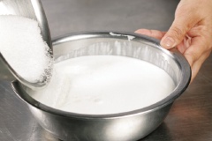 Cho sữa tươi vào tô lớn, sau đó rây sữa bột vào khuấy đều, tiếp đến cho thêm đường trắng vào chung, khuấy tan đều. Lọc qua rây lại nếu thấy lợn cợn.
