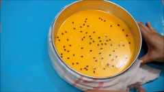 Mẹo lấy bánh cheesecake ra khỏi khuôn cực kì đơn giản: lấy một cái khăn nhúng nước ấm, quấn xung quanh khuôn bánh 2 phút. Lấy bánh cheesecake ra khỏi khuôn và thưởng thức thôi !