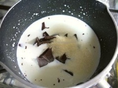 Đánh kem whipping trong một chiếc tô lớn cho đến khi kem đạt độ cứng. Cho 300ml sữa, chocolate bẻ nhỏ, và 6g gelatine vào một chiếc nồi nhỏ, đun nhỏ lửa và quấy đều tay cho đến khi hỗn hợp tan hết. Nhúng nồi hỗn hợp vào một tô nước lạnh, tiếp tục quấy đều cho đến khi hỗn hợp sánh lại.