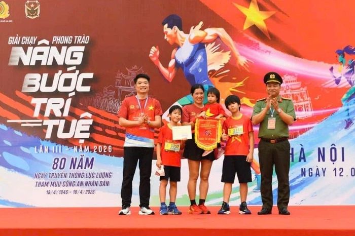 Mẹ bỉm sữa đẩy xe nôi cùng 3 con chinh phục Giải chạy 'Nâng bước trí tuệ' - Chuyên trang An Ninh Thủ Đô - Báo Công an nhân dân