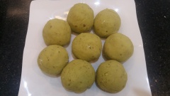 Khoai lang chín nghiền nhuyễn sau đó trộn với 50gr bột mì thành 1 khối bột mềm dẻo, không dính tay. Chia bột thành các phần giống nhau. Dàn mỏng bột rồi đặt phần nhân tôm thịt vào giữa. Viên tròn lại. Làm lần lượt cho đến hết phần nguyên liệu.