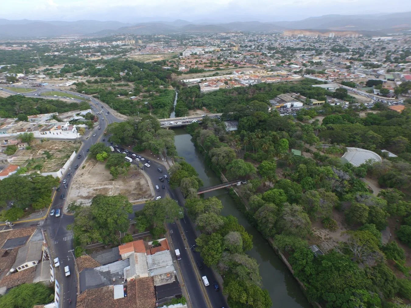 Vista de Cumaná, río y planicie urbanizada