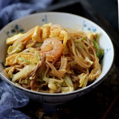 Bún xào thập cẩm sẽ ngon hơn khi ăn nóng. Món ăn này vừa đủ chất dinh dưỡng cho gia đình nhờ sự kết hợp giữa các loại nguyên liệu khác nhau như trứng, thịt, tôm, rau, vừa rất dễ ăn, không gây ngán thích hợp dùng trong bữa cơm tối.
