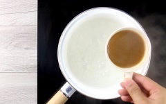Làm nước mắm kiểu Thái: cho vào nồi 100ml nước cùng với 5 muỗng canh đường, nấu cho đường tan và nước sôi lên. Thêm 4 muỗng canh nước cốt me, 4 muỗng canh nước mắm ngon, 2 muỗng canh ớt bột. Nếu muốn có màu đẹp mắt thì bạn cho ớt bột Hàn Quốc như mình, còn không thì bạn dùng ớt bột bình thường cũng được nhé! Nhưng ớt bột Việt Nam hơi cay nên nếu không ăn cay được bạn nhớ giảm bớt lượng ớt bột xuống. Chờ cho hỗn hợp sôi lại, bạn hạ lửa nhỏ nấu tiếp tục 3 phút nữa cho nước mắm hơi kẹo lại là được.