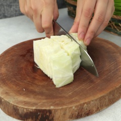 Cà chua cắt múi cau. Rau muống cọng cắt khúc 3cm. Bắp cải cắt miếng vuông. Ngò gai, ngò om cắt khúc 1cm.