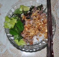 Tùy khẩu vị cho thêm nước chấm. Khi ăn trộn đều rau, bún, thịt bò, hành phi. Có thể ăn thêm rau sống!