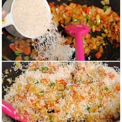 Sau đó cho gạo vào nồi, trộn đều. Rồi đổ nước dùng gà, 1/2 muỗng cà phê muối và sa tế vào nữa, đảo đều lên, đậy vung lại chờ cơm chín.