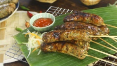 Dồi sụn nướng vàng bóng, tỏa hương thơm phức, thật hấp dẫn. Cảm giác khi cắn một miếng dồi sụn nướng và cảm nhận được phần sụn giòn sần sật, nhân thịt ngọt bùi sẽ thích thú biết mấy. Món dồi sụn nướng thường ăn kèm rau húng quế, kẹp chung với ít đồ chua (dưa món), chấm cùng sốt cay cay, mọi hương vị như bùng nổ trong miệng khiến bạn muốn ăn mãi không dừng. Có cách làm dồi sụn nướng này rồi cuối tuần nhớ làm thử đãi gia đình nhé.