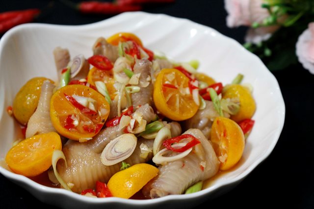 Chân Gà Ngâm Sả Tắc Giòn Ngon