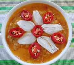 Nấu 1 nồi nước sôi. Cho tô mắm vào xửng hấp 25 phút. Sau đó, mở nắp nồi đổ lòng đỏ trứng lên mặt tô mắm, trang trí ớt hành tím, đậy nắp lại hấp thêm 5-7 phút nữa là mắm chín.