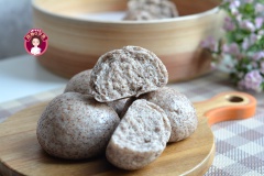 Mang bánh bao gạo lứt mè đen hấp ra dĩa. Bánh ăn ngon khi dùng nóng. Giá trị dinh dưỡng của bánh bao gạo lứt mè đen hấp rất cao. Bánh bao nhà làm vệ sinh, ăn ngon, và rất tốt cho sức khỏe. Thích hợp làm món ăn sáng hay ăn xế chiều.